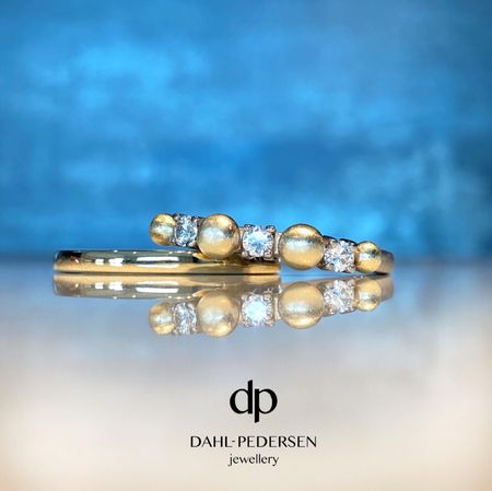 Gullring med diamanter og gullkuler
