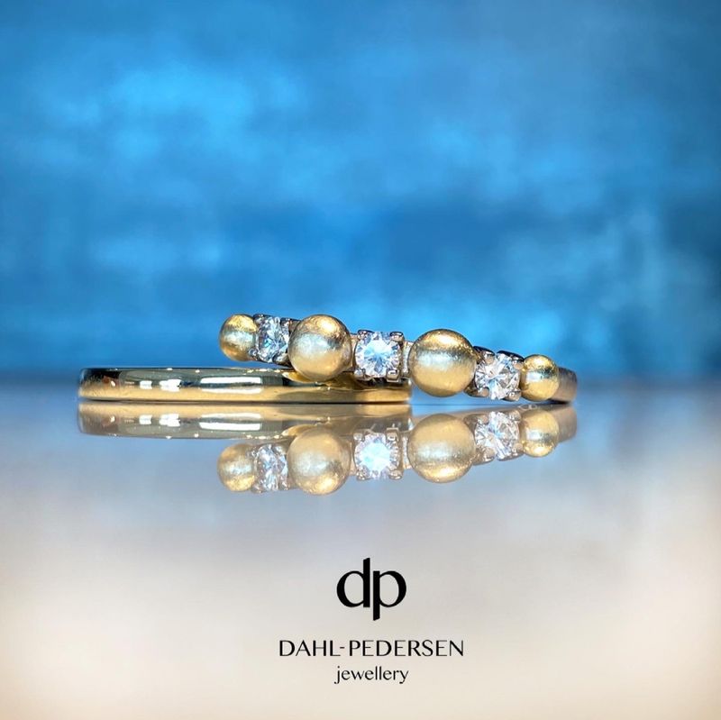 Gullring med diamanter og gullkuler