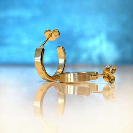 Gull øreringer av resirkulert gull